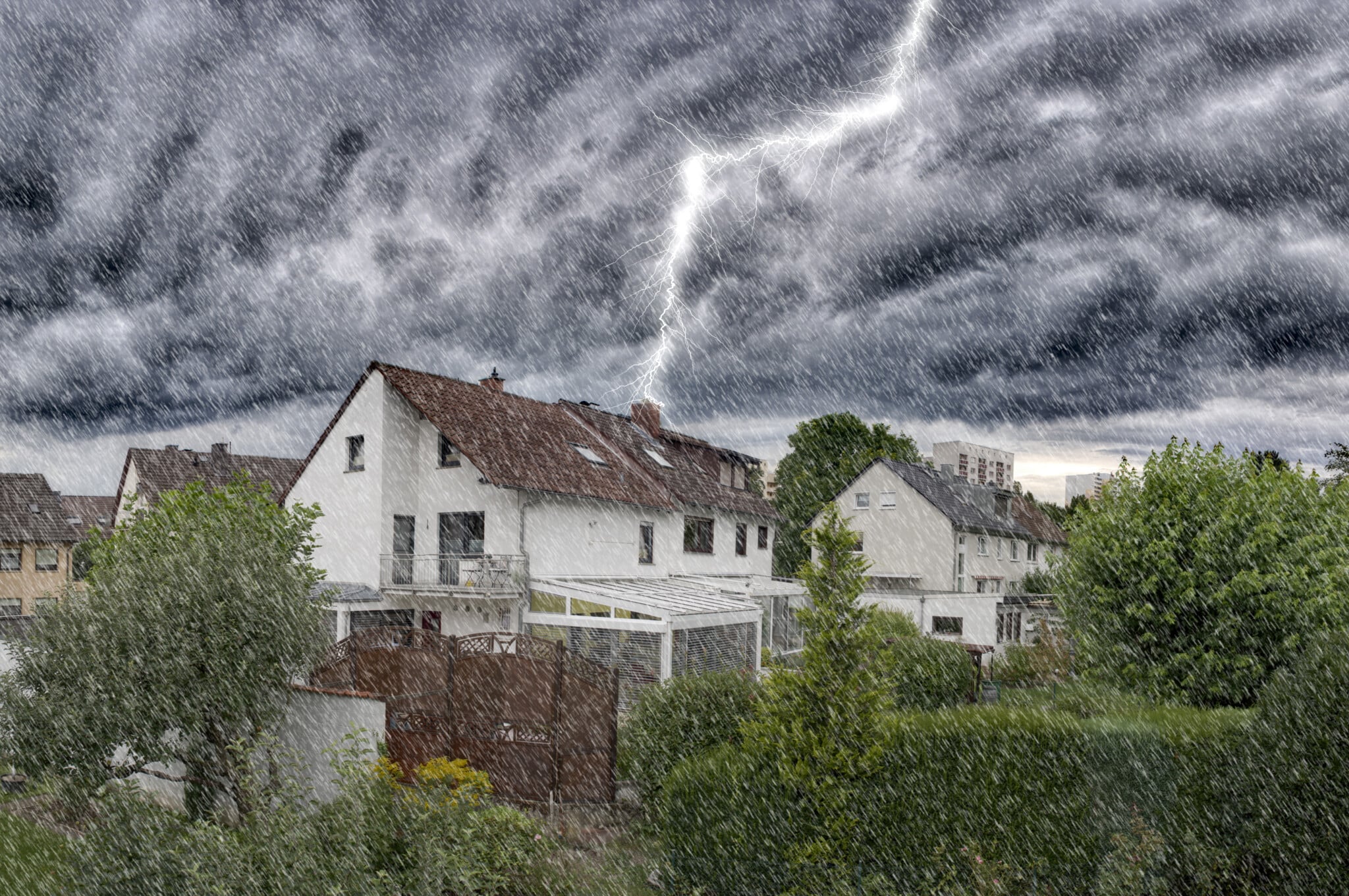 Ein Blitz schlägt in ein Haus ein.