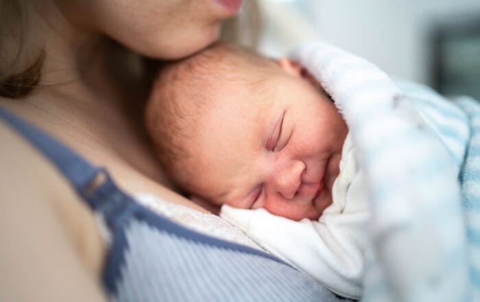 Eine Mutter hält ihr Baby im Arm